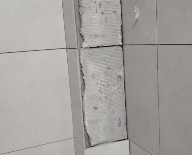 宝鸡市瓷砖空鼓维修公司分享下瓷砖施工前基层浇水润湿程度不足，可能导致以下问题